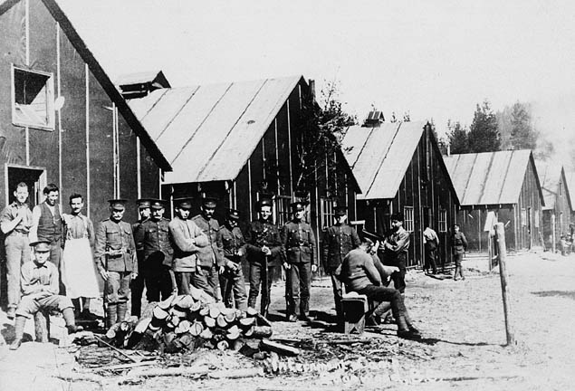 Titre original&nbsp;:  MIKAN 3624436 MIKAN 3624436: Internment Camp No. 2. ca 1916 [72 KB, 635 X 432]