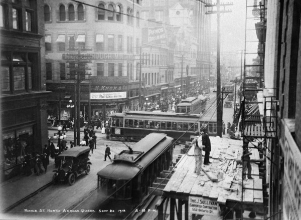 Titre original&nbsp;:  MIKAN 3654406 Yonge Street North across Queen Street, [Toronto, Ont.]. 20 Sept. 1912 [180 KB, 1000 X 731]