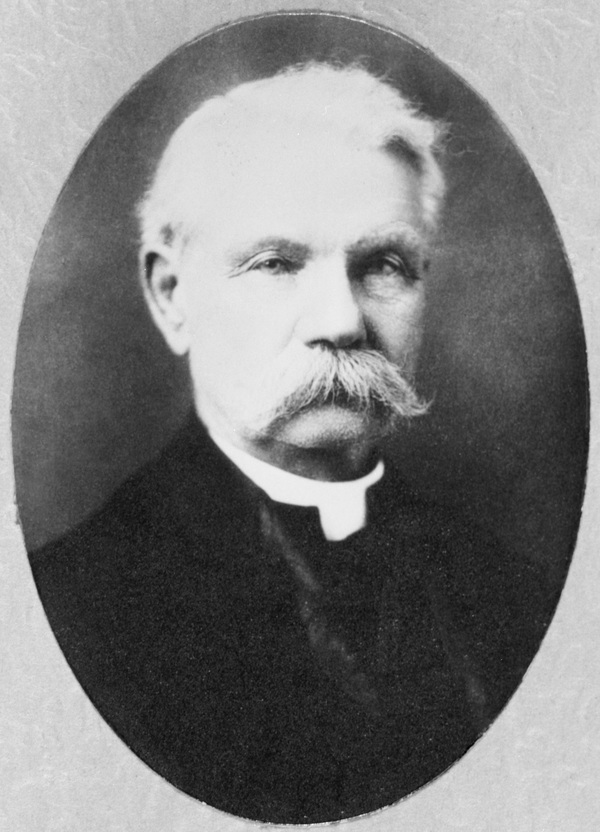 Titre original :  Reverend John Maclean, MA, PhD, LLB. 1926. Image courtesy of Glenbow Museum, Calgary, Alberta.