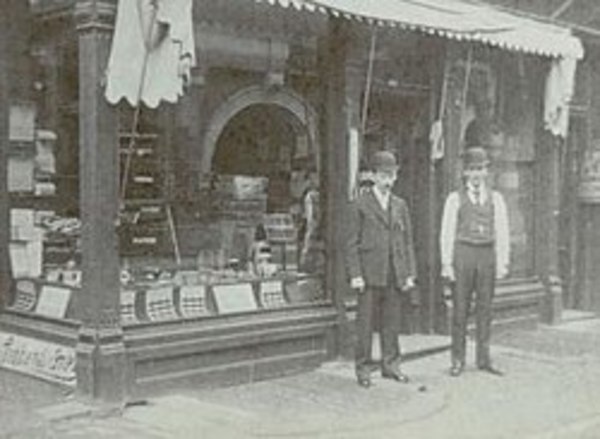 Titre original :  First Store in 1883 on Leader Lane and Colborne Street, James Grand and Samuel Toy - Wikipedia