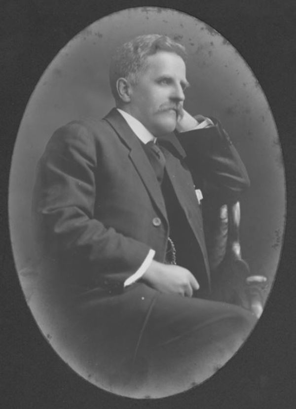 Titre original :  Dr. Stephen Rice Jenkins (1858-1929), ca. 1900. Image courtesy of Public Archives and Records Office of Prince Edward Island, Acc3466/HF81.140.13.4.