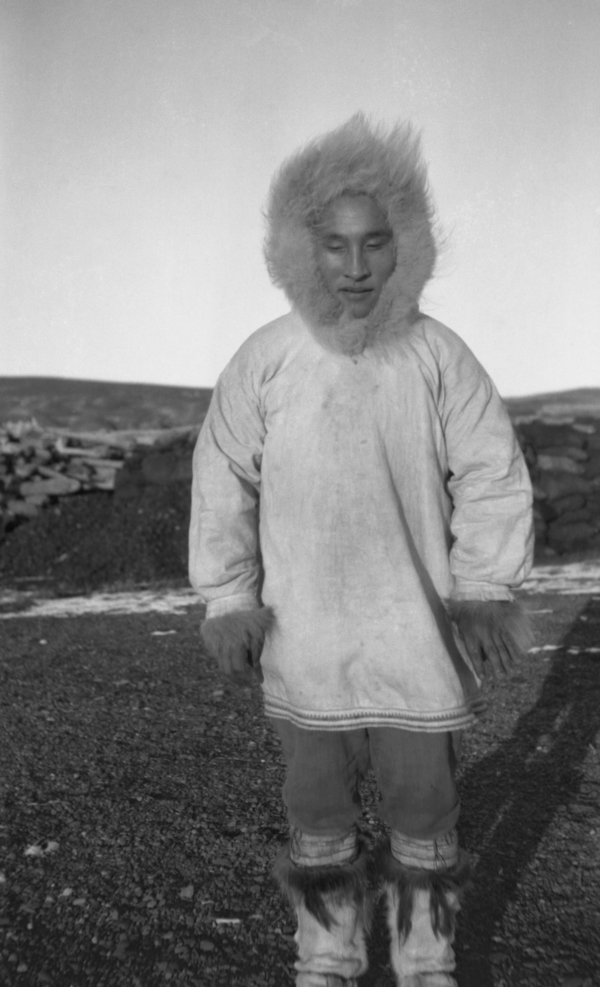 Titre original :  Allomiak [Alikomiak, Alicomiak], Inuit man, [Herschel Island, Yukon?]. Date: [ca. 1923-1924]. Photographer/Illustrator: Philip H. Godsell. Remarks: Wearing parka; just before his execution for murder. Image courtesy of Glenbow Museum, Calgary, Alberta.

