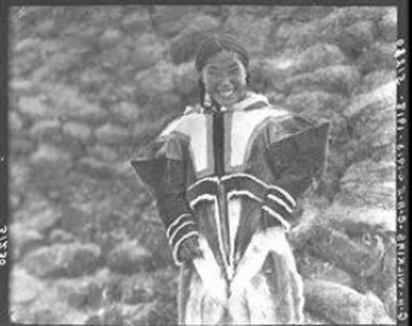 Original title:  Jennie Kannayuk à Bernard Harbour, Territoires du Nord-Ouest (Nunavut) = Jennie Kannayuk at Bernard Harbour, Northwest Territories (Nunavut). Image courtesy of the Canadian Museum of History/Musée canadien de l'histoire, 51230.