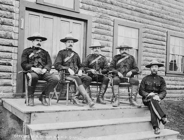 Original title:  Officiers de la Division « B », Police à cheval du Nord-Ouest, de gauche à droite : inspecteur Wm. H Scarth; Dr Z.T. Wood; inspecteur W.H. Routledge; inspecteur Courtland Starnes; chirurgien adjoint Dr. A. Thompson. 