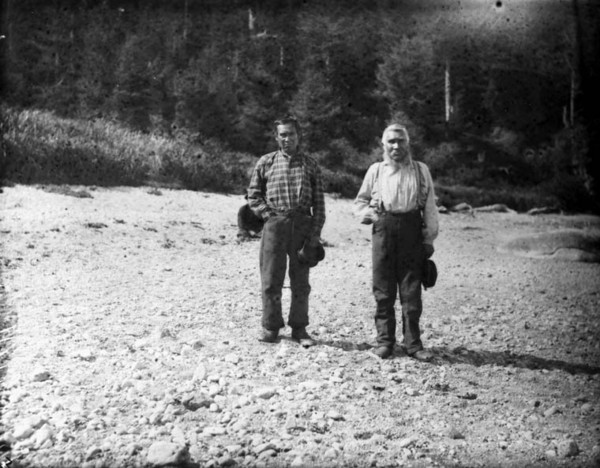 Original title:  Edenshaw and Hoo-yâ. Chiefs at Ya-tza and Masset, Graham Island, Queen Charlotte Islands, B.C. 