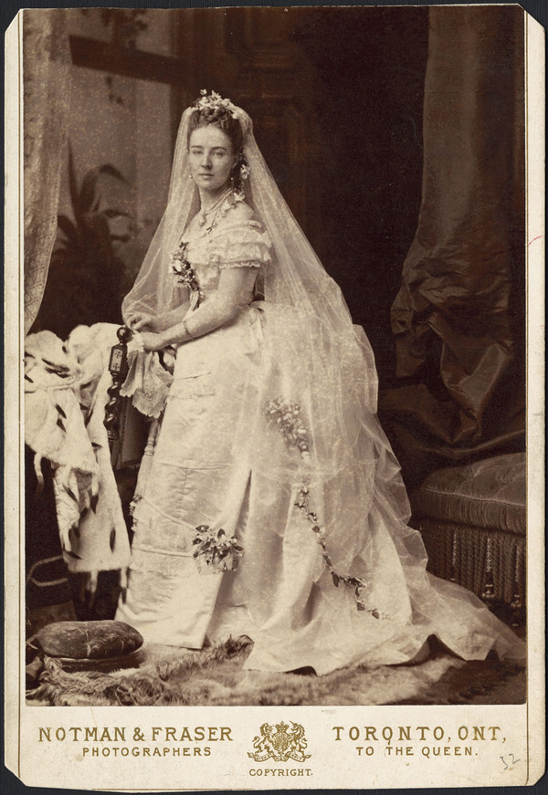 Titre original :  Mrs. Nordheimer in bridal gown. 