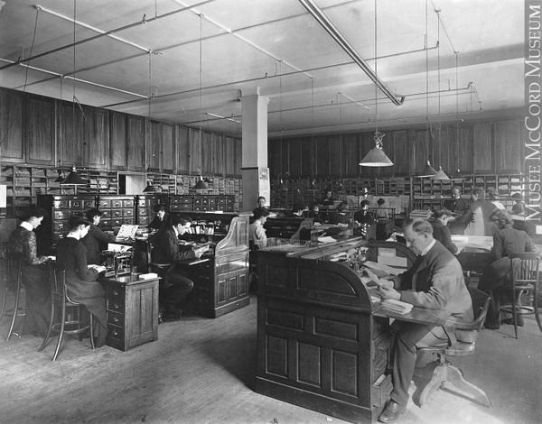 Titre original :  Photograph Anson McKim's office, Montreal, QC, 1903 Wm. Notman & Son 1903, 20th century Silver salts on glass - Gelatin dry plate process 20 x 25 cm Purchase from Associated Screen News Ltd. II-145305 © McCord Museum Description Keywords:  A. McKim (1) , architecture (335) , card file (1) , clerical (1) , commercial (84) , figure (1849) , group (644) , interior (40) , Montreal (404) , Occupation (1110) , office (7) , Photograph (77678) , roll-top desk (1) , typewriter (1) , work (389) , work (126)