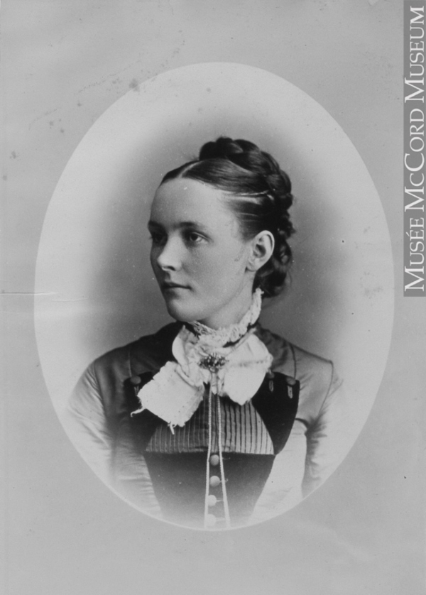 Titre original :  Photograph Mrs. J. Munro, Montreal, QC, 1880 Notman & Sandham 1880, 19th century Silver salts on paper mounted on paper - Albumen process 15 x 10 cm Purchase from Associated Screen News Ltd. II-56374.1 © McCord Museum Keywords:  female (19035) , Photograph (77678) , portrait (53878)