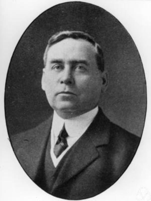 Titre original :    Description English: John Charles Fields, Canadian mathematician Date Sometime 1882-1912 Source Acta Mathematica 1882-1912: Table générale des tomes 1-35; Konrad Jacobs, Erlangen Author Unknown

Retrieved from http://owpdb.mfo.de/detail?photo_id=10202

