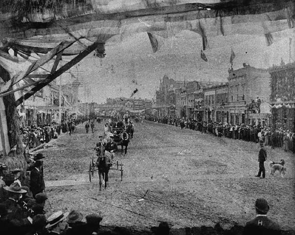 Titre original&nbsp;:  MIKAN 3191543 MIKAN 3191543: Inaugural celebrating the entry of the Province of Alberta into Confederation. 1 Sept. 1905 [95 KB, 602 X 480]