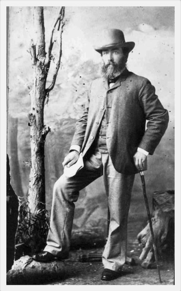 Titre original :  Portrait of William James McLean, Chief Factor at Fort Pitt in 1885; taken in a photo studio. Photo credit: Provincial Archives of Manitoba. From University Library, University of Saskatchewan http://saskhistoryonline.ca/islandora/object/ourlegacy%3A38395.