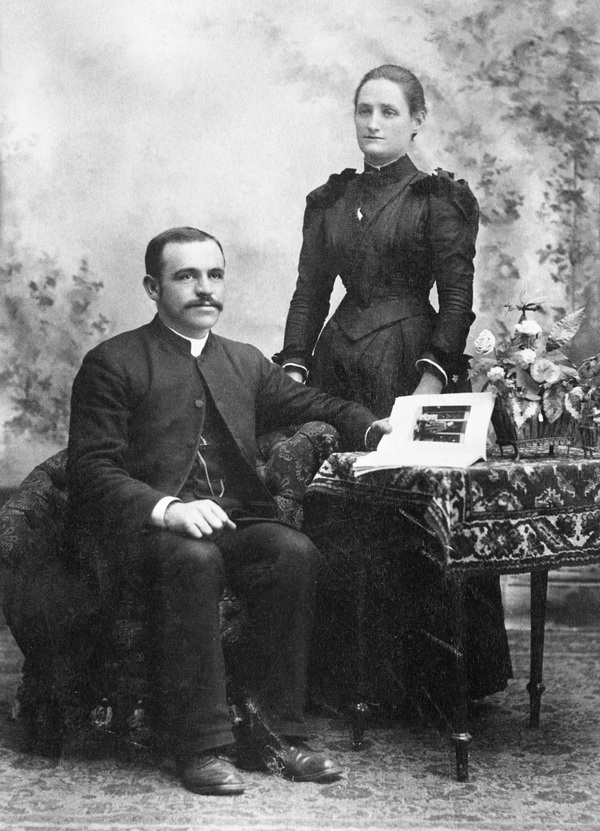 Titre original :  Bishop George Holmes and Mrs. Holmes. Date: [ca. 1890]. Photographer/Illustrator: McDermid Studio, Edmonton, Alberta. Image courtesy of Glenbow Museum, Calgary, Alberta.