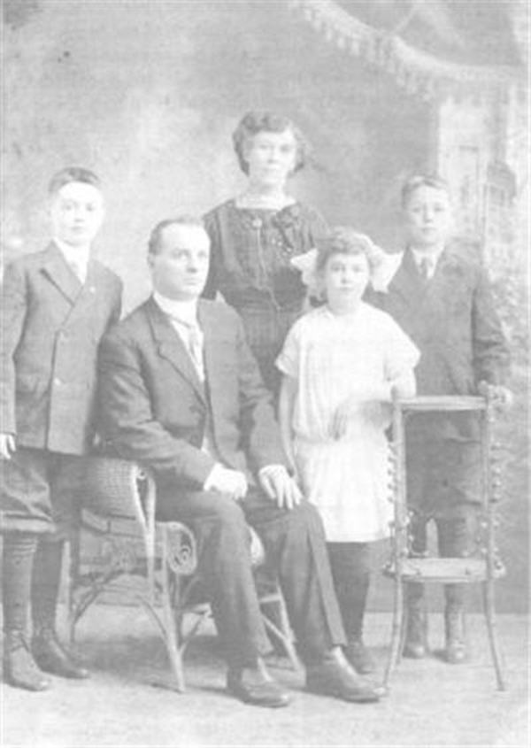 Titre original :  Knight Family Photograph ca. 1911. Image courtesy of the Thunder Bay Historical Museum Society. 
https://www.thunderbay.ca/en/city-hall/gertrude-cornish-knight.aspx