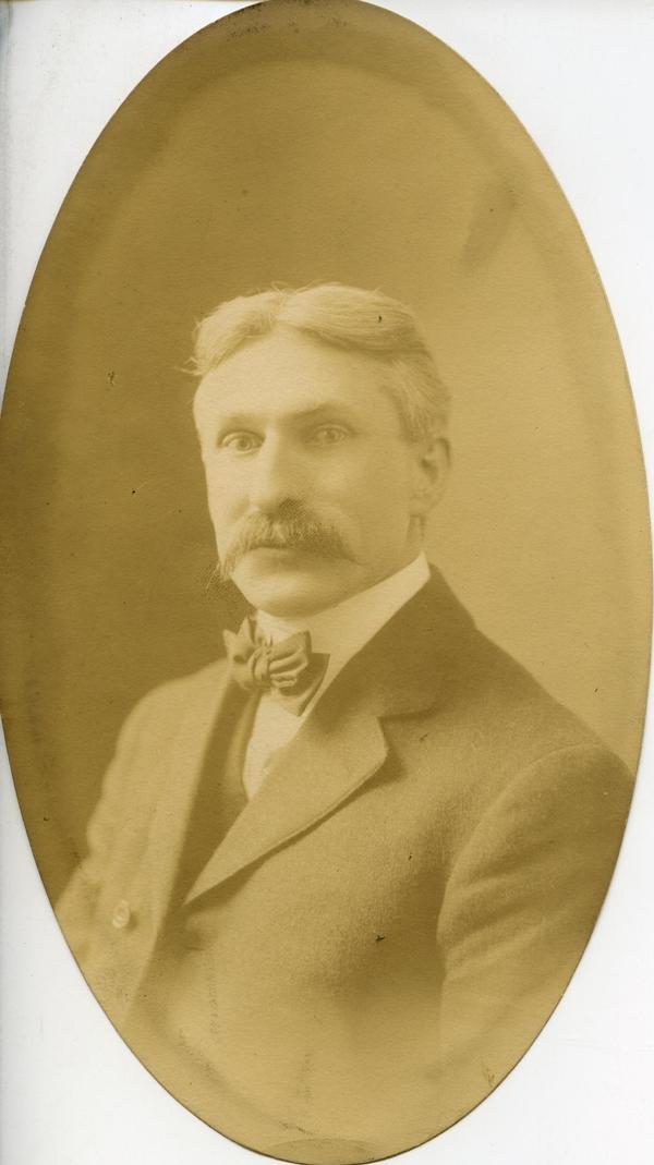 Titre original :  Arthur Stanley MacKenzie. Dalhousie University Photographic Collection, PC1, Box 6, Folder 4, Item 21.