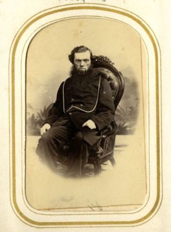 Titre original :  Titre : Henry James Friel, journaliste, homme politique et fonctionnaire, maire d'Ottawa

Créateur : Wm. & Geo. McComb, Photographers, Ottawa, C.W

Date : 1863

Source: https://numerique.banq.qc.ca/patrimoine/details/52327/3264034 