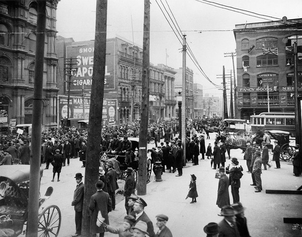 Titre original&nbsp;:    Description English: Anti-conscription parade at Victoria Square, Montreal, Quebec, Canada. Opposition to conscription in Canada was widespread (including farmers, employers, recent immigrants), but open opposition was left to French-speakers, primarily in Quebec. Français : Défilé anti-conscription au square Victoria, Montréal (Québec, Canada). Nombreux sont ceux au Canada qui s'opposent à la conscription (par exemple, des fermiers, des employeurs, des récents immigrants), mais ils laissent toute forme d'opposition ouverte aux francophones. Date 17 May 1917(1917-05-17) Source This image is available from the McCord Museum under the access number ANC-C6859 This tag does not indicate the copyright status of the attached work. A normal copyright tag is still required. See Commons:Licensing for more information. Deutsch | English | Español | Français | Македонски | Suomi | +/− This