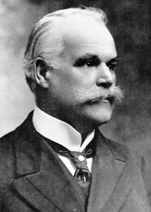 Titre original :    Description English: Alphonse Desjardins, Cofounder of the Alphonse Désjardins Cooperative Bank Date 1913(1913) Source Confédération des Caisses Populaires Desjardins Author Alfred George Pittaway

