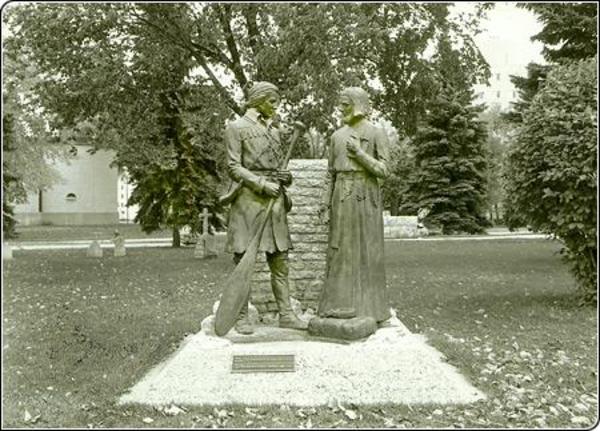 Titre original :  Le monument Aulneau-La Vérendrye - SHSB 15911