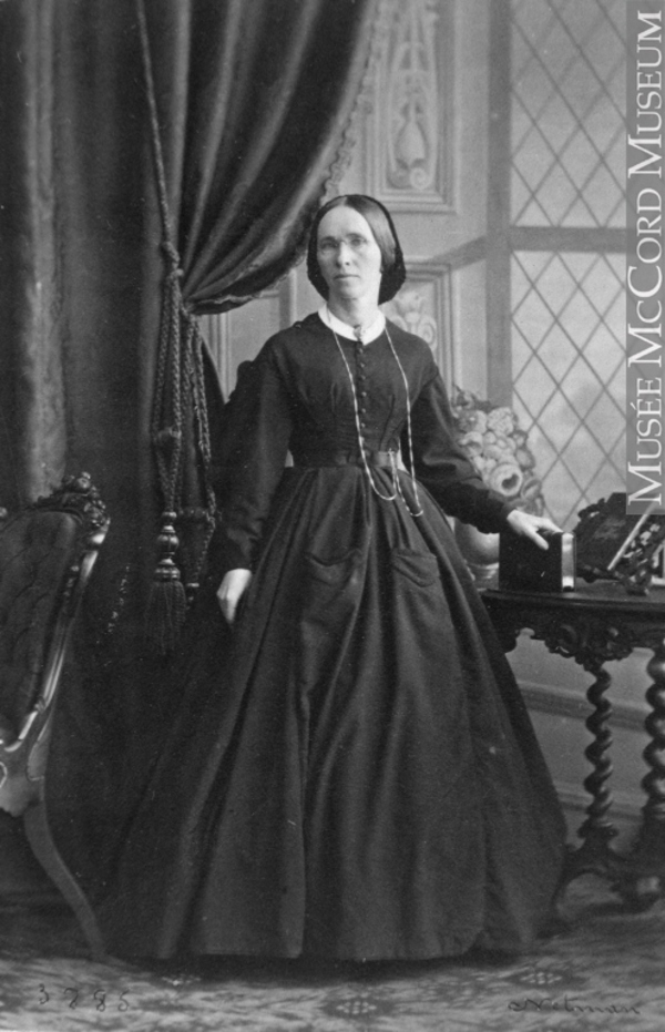 Titre original :  Photograph Miss Margaret Robertson, Montreal, QC, 1862 William Notman (1826-1891) 1862, 19th century Silver salts on paper mounted on paper ? - Albumen process 8 x 5 cm Purchase from Associated Screen News Ltd. I-3885.1 © McCord Museum Keywords:  female (19035) , Photograph (77678) , portrait (53878)